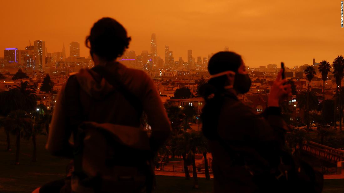 Visitors of San Francisco&#39;s Dolores Park are seen under an orange sky &lt;a href=&quot;https://www.cnn.com/2020/09/09/weather/california-orange-skies-wildfires-photos-trnd/index.html&quot; target=&quot;_blank&quot;&gt;darkened by smoke&lt;/a&gt; on September 9, 2020.