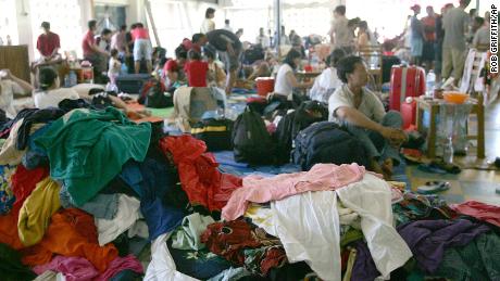 Un montón de ropa en el suelo en un pequeño campo de refugiados chinos improvisado en Honiara el 21 de abril de 2006 después de que casi el 90 por ciento de Chinatown se incendiara durante los disturbios.