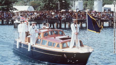 La Reina y el Príncipe Felipe llegan a Honiara en la Royal Barge el 18 de octubre de 1982. 