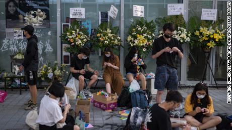 La gente dobla grullas de papel en el Instituto de Diseño de Hong Kong como parte de un monumento a Chan el 17 de octubre de 2019.