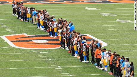 Los Cincinnati Bengals y Los Angeles Chargers se unen durante el Himno Nacional en el Paul Brown Stadium en Cincinnati, Ohio, el domingo 13 de septiembre.