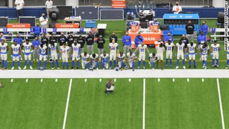 Una vista general de la banda de Los Angeles Rams durante el himno nacional previo al partido entre los Dallas Cowboys y los Rams en el SoFi Stadium el domingo 13 de septiembre.