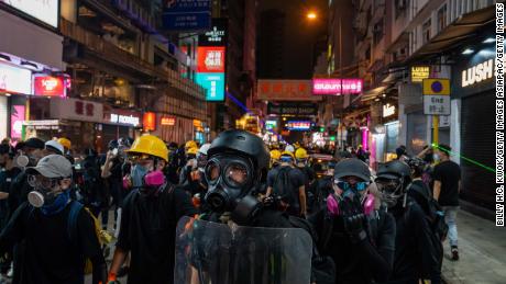 Los manifestantes se enfrentan a la policía antidisturbios de Tsim Sha Tsui el 10 de agosto de 2019.