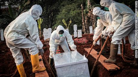 A coffin containing a coronavirus victim is buried in Indonesia&#39;s East Jakarta City. 