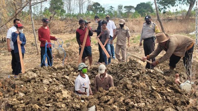 Indonesians caught without a mask forced to dig graves for Covid-19 victims