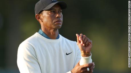 Tiger Woods slipped to a seven-over-par 77 in the second round of the US Open to miss the cut in the second major of the golf season. 