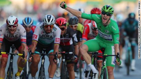 Irski kolesar Deaconinc Sam Bennett se je povzpel v zadnjo etapo 107. Tour de France na Elizejskih poljanah, da bi potrdil svojo zmago v razvrstitvi za zelene majice.