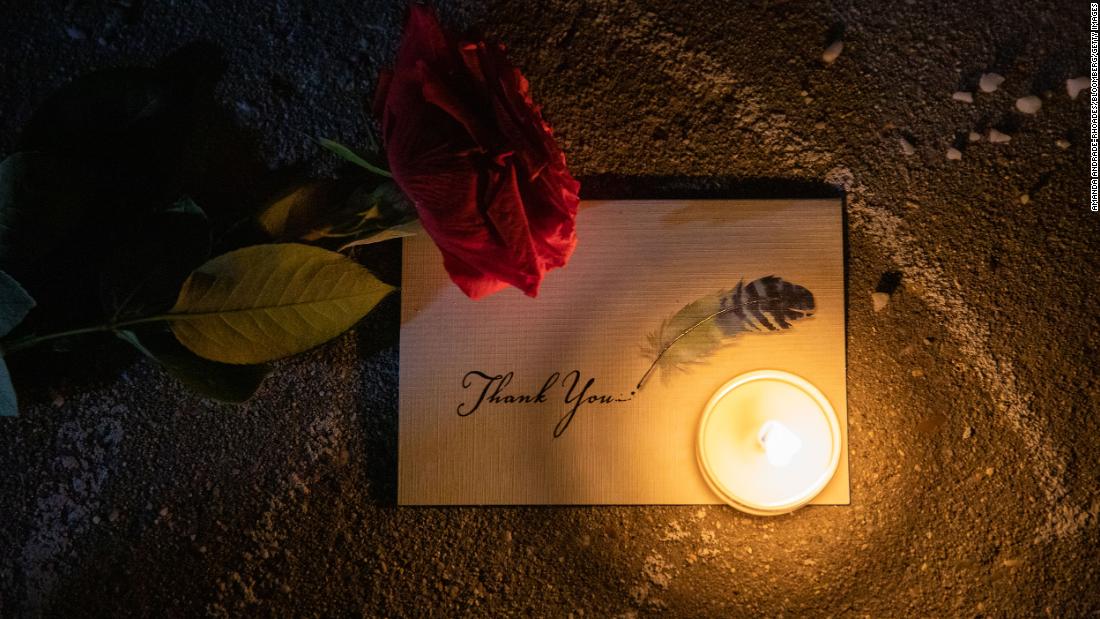 A &quot;thank you&quot; note sits at Ginsburg&#39;s makeshift memorial during a vigil outside of the Supreme Court on September 19.