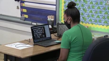 Los educadores de Baltimore buscan estudiantes para combatir la baja asistencia virtual