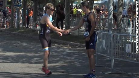 Triathlete Diego Méntrida lauded for act of sportsmanship after allowing rival to finish third