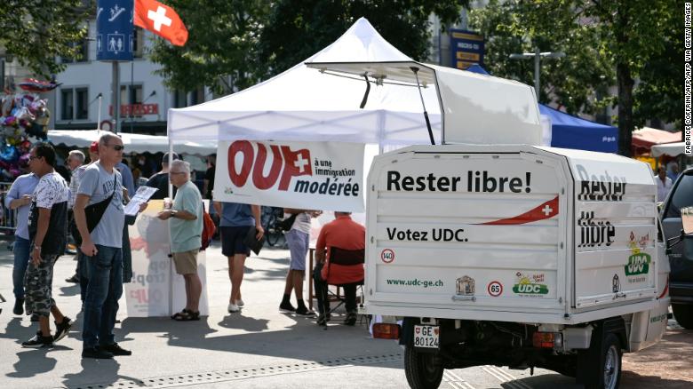 Swiss voters clearly reject curbs on EU immigration