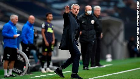 Mourinho gestures on the sidelines during Tottenham&#39;s game against Chelsea. 