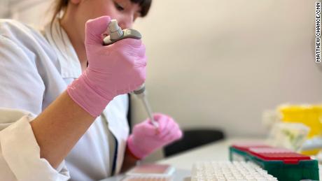 Разведение в лаборатории вакцинации против вируса короны в России