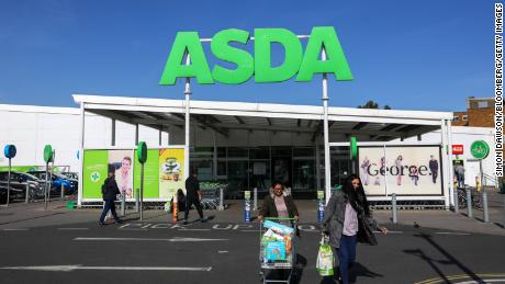 Walmart находит новых покупателей для британской сети супермаркетов Asda 