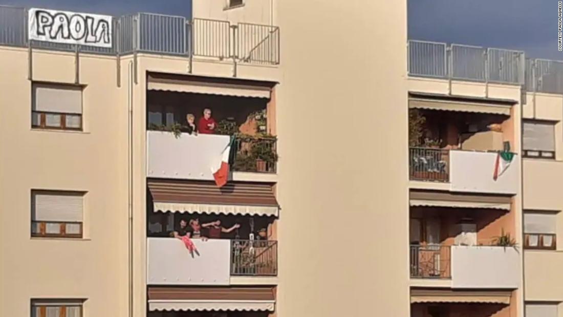 an-italian-couple-who-met-on-their-balconies-during-quarantine-are-now-engaged-in-the-same-city-where-romeo-and-juliet-was-set