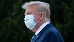US President Donald Trump wears a facemask as he leaves Walter Reed Medical Center in Bethesda, Maryland heading to Marine One on October 5, 2020, to return to the White House after being discharged. - Trump announced Monday he would be &quot;back on the campaign trail soon&quot;, just before returning to the White House from a hospital where he was being treated for Covid-19.