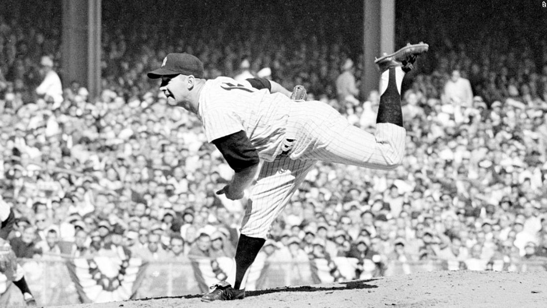 Whitey Ford, Beloved Yankees Pitcher Who Confounded Batters, Dies