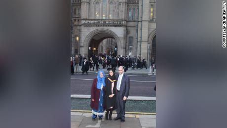 Rabnawaz et Zaida Akbar sont aux côtés d'Asma lors de sa remise de diplôme universitaire à Manchester, en Angleterre, en décembre 2016.