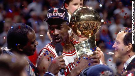 Solo Jordan (seis) ahora tiene más premios MVP de las Finales de la NBA que James, habiendo ganado su cuarto este año.