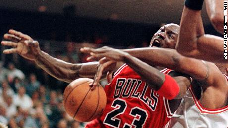 El baloncesto que se jugaba en la era de Jordan era mucho más físico y violento que el baloncesto que se jugaba en la era de James.