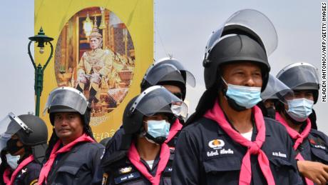 Se ve un retrato del rey Maha Vajiralongkorn de Tailandia mientras la policía supervisa una manifestación contra el gobierno de manifestantes por la democracia en Bangkok el 14 de octubre.
