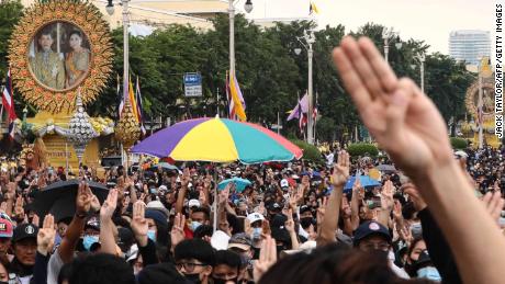 Thailands hidtil usete opprør oppmuntrer folket mot kongen