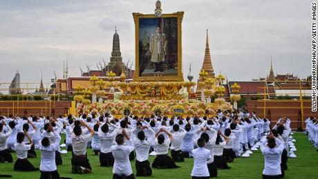 Los estudiantes demuestran su valía frente al retrato del difunto rey tailandés Bhumibol Adulyadej durante una ceremonia que marca el cuarto aniversario de su muerte el 13 de octubre.