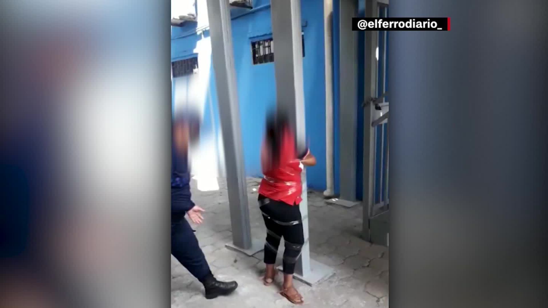 Indignación por video de agente de seguridad agrediendo a mujer con  discapacidad atada a un poste en Ecuador - CNN Video