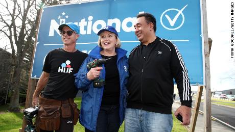 La nueva líder del Partido Nacional Judith Collins con su esposo David Wong-Tung (derecha) y el entrenador de tenis y creador de carteles David Knott el 18 de julio de 2020 en Auckland, Nueva Zelanda. 