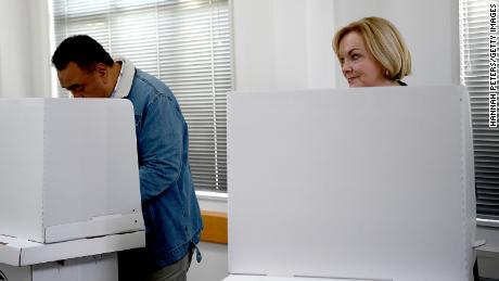La presidenta del Partido Nacional Judith Collins y su esposo David Wong-Tung votarán en Auckland, Nueva Zelanda, el 4 de octubre de 2020. 
