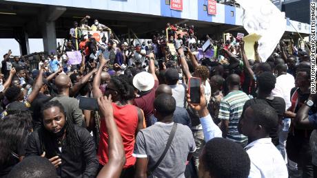 Las fuerzas nigerianas abren fuego contra manifestantes pacíficos en Lagos