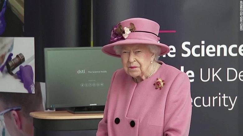 UK Queen Elizabeth II first appearance without face mask Stewart lok intl hnk vpx_00003515