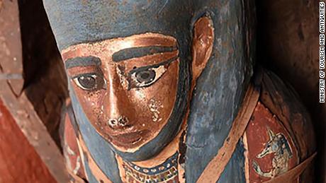 Archaeologists unearth &#39;huge number&#39; of sealed Egyptian sarcophagi