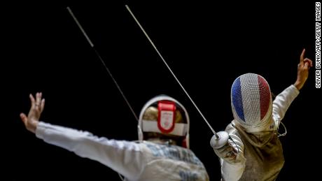Ysaora (R) vies with Russia&#39;s Deriglazova Inna during the women&#39;s semifinal of foil competition at the European Fencing Championships in Novi Sad in June 20, 2018. 
