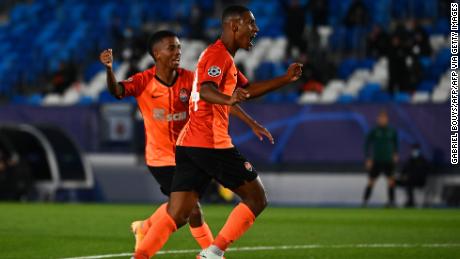 Tete celebrates after doubling Shakhtar&#39;s lead.