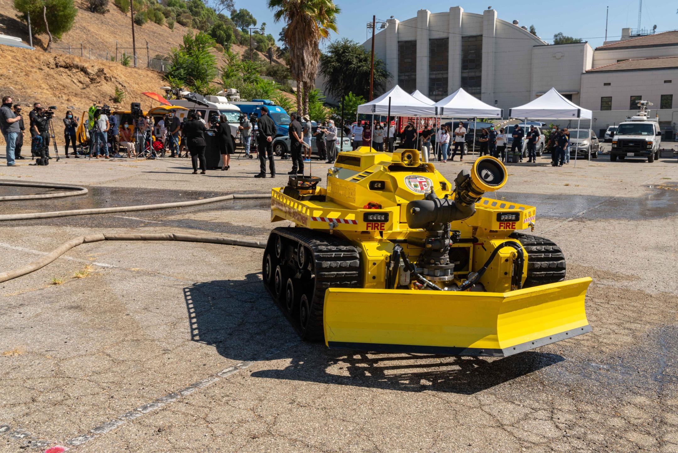 The first firefighting robot in America is here -- and it has already  helped fight a major fire in Los Angeles - CNN