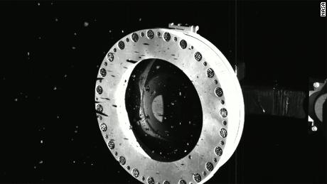 La NASA recogió con éxito una muestra del asteroide Bennu, pero parte de ella se está filtrando al espacio