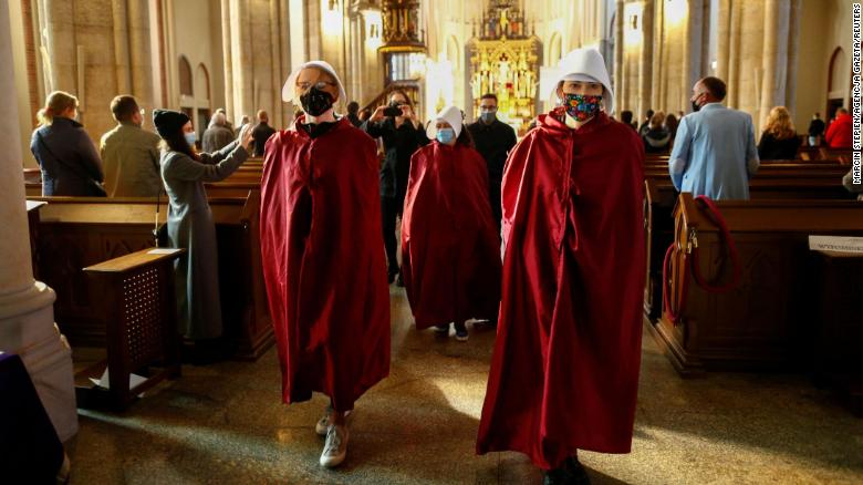 Polish women disrupt church services in protest at abortion ban