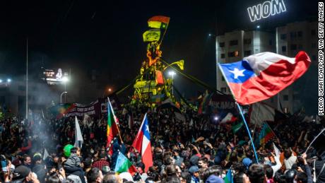 El presidente chileno saluda la victoria de la democracia mientras los votantes apoyan la derogación de la constitución de la era de la dictadura
