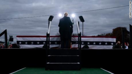 & # 39; Es un poco difícil aquí ': Trump muestra los estados que deben ganar con una rutina de rally perfeccionada