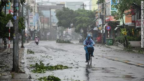 Mercoledì un uomo percorre una strada deserta in mezzo a forti venti nella provincia di Quang Ngai, nel Vietnam centrale, il tifone Molave ​​approda.