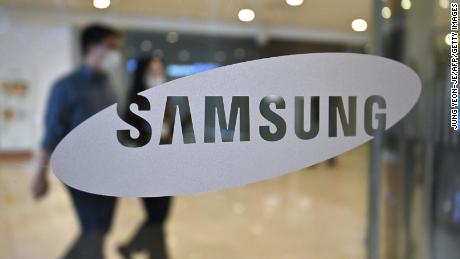 Samsung reports windfall profits but warns of coming crisis 