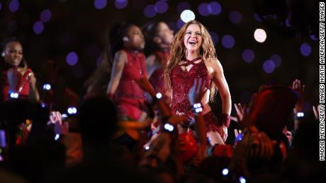 Shakira, se apresentando aqui em 2020, vendeu recentemente seu catálogo de músicas.