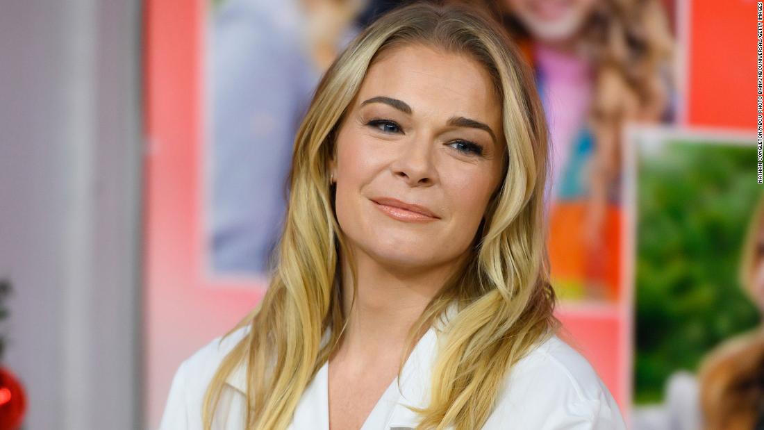 LeAnn Rimes shares 'unabashedly honest' photos of her psoriasis - CNN