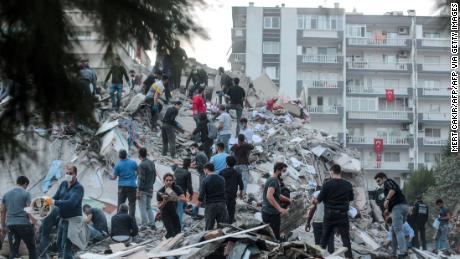 انهيار مبان بسبب زلزال قوي ضرب تركيا واليونان