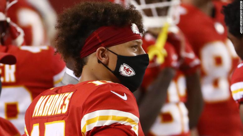 NFL “strongly encourages” players to wear masks while on sideline during games