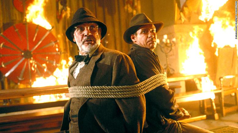 Sean Connery, a sinistra, e Harrison Ford sono raffigurati nel 1989 in una scena di "Indiana Jones e l'ultima crociata".