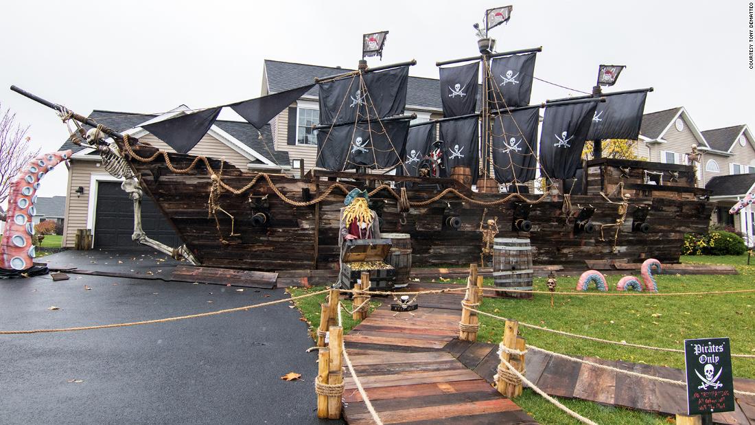 pirate-ship-for-halloween-a-father-built-his-daughter-a-50-foot-vessel