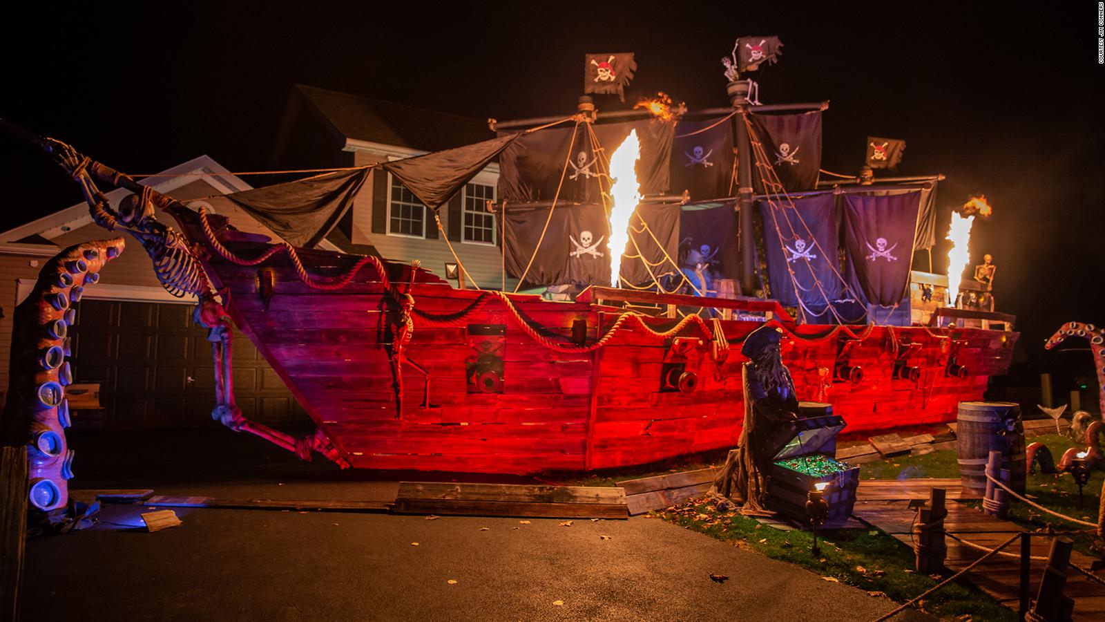 Pirate ship for Halloween: A father built his daughter a 50-foot vessel ...
