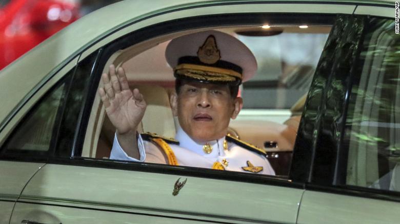 Thailand&#39;s King Maha Vajiralongkorn waves from his limousine after officiating a graduation ceremony at Bangkok&#39;s Thammasat University on October 31, 2020. 